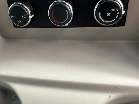 Used 2011 Chrysler Town & Country Touring-L w/ Driver Convenience Group FWD image 23