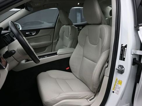 Used 2020 Volvo S60 T5 Momentum FWD image 10