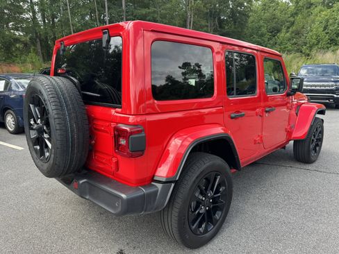 Used 2025 Jeep Wrangler Unlimited Sahara w/ Safety Group AWD/4WD image 5