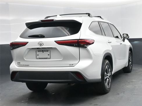 Used 2022 Toyota Highlander XLE image 10