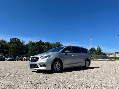 Used 2023 Chrysler Pacifica Touring-L FWD image 2