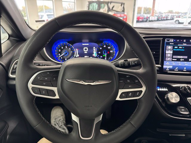 Used 2025 Chrysler Pacifica Select FWD image 33