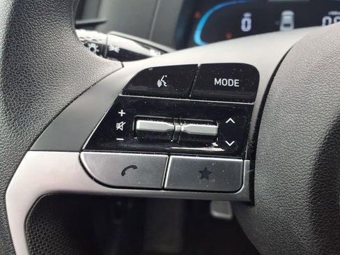 Used 2025 Hyundai Elantra SE image 18