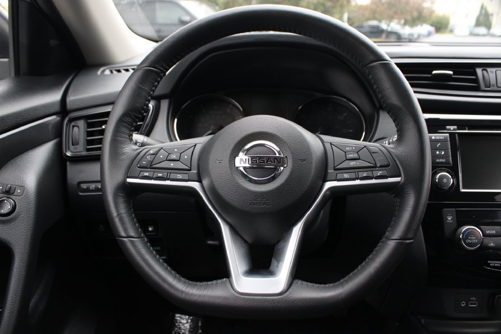 Used 2018 Nissan Rogue SV AWD/4WD image 18