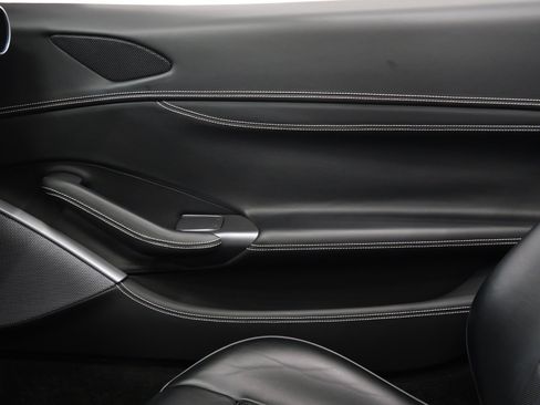 Used 2019 Ferrari Portofino RWD image 36