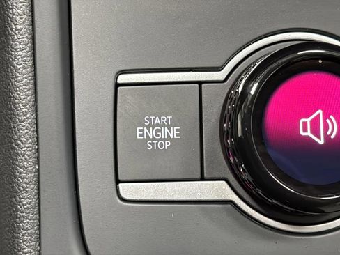 Used 2025 Volkswagen Tiguan SE image 34