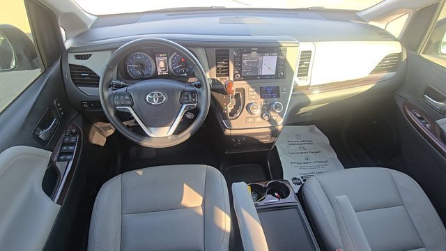 Used 2018 Toyota Sienna Limited FWD image 10
