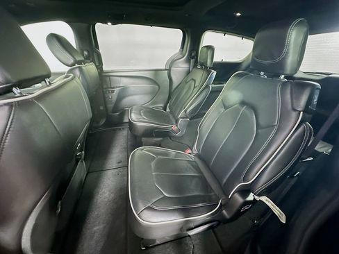 Certified 2025 Chrysler Pacifica Limited image 34