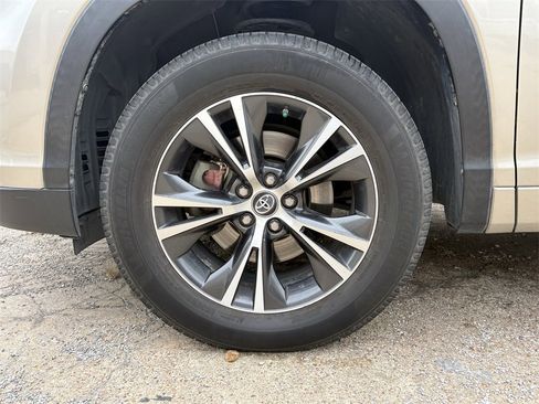 Used 2016 Toyota Highlander XLE image 9