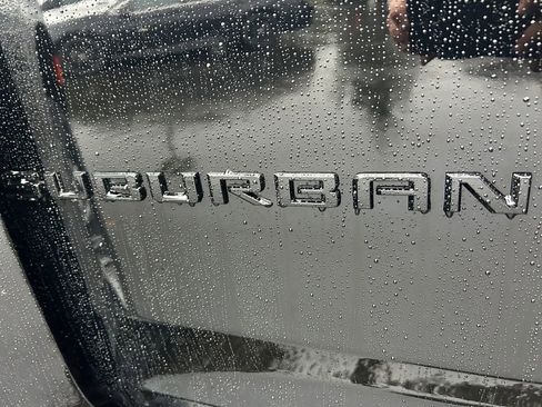 Used 2024 Chevrolet Suburban Z71 image 32