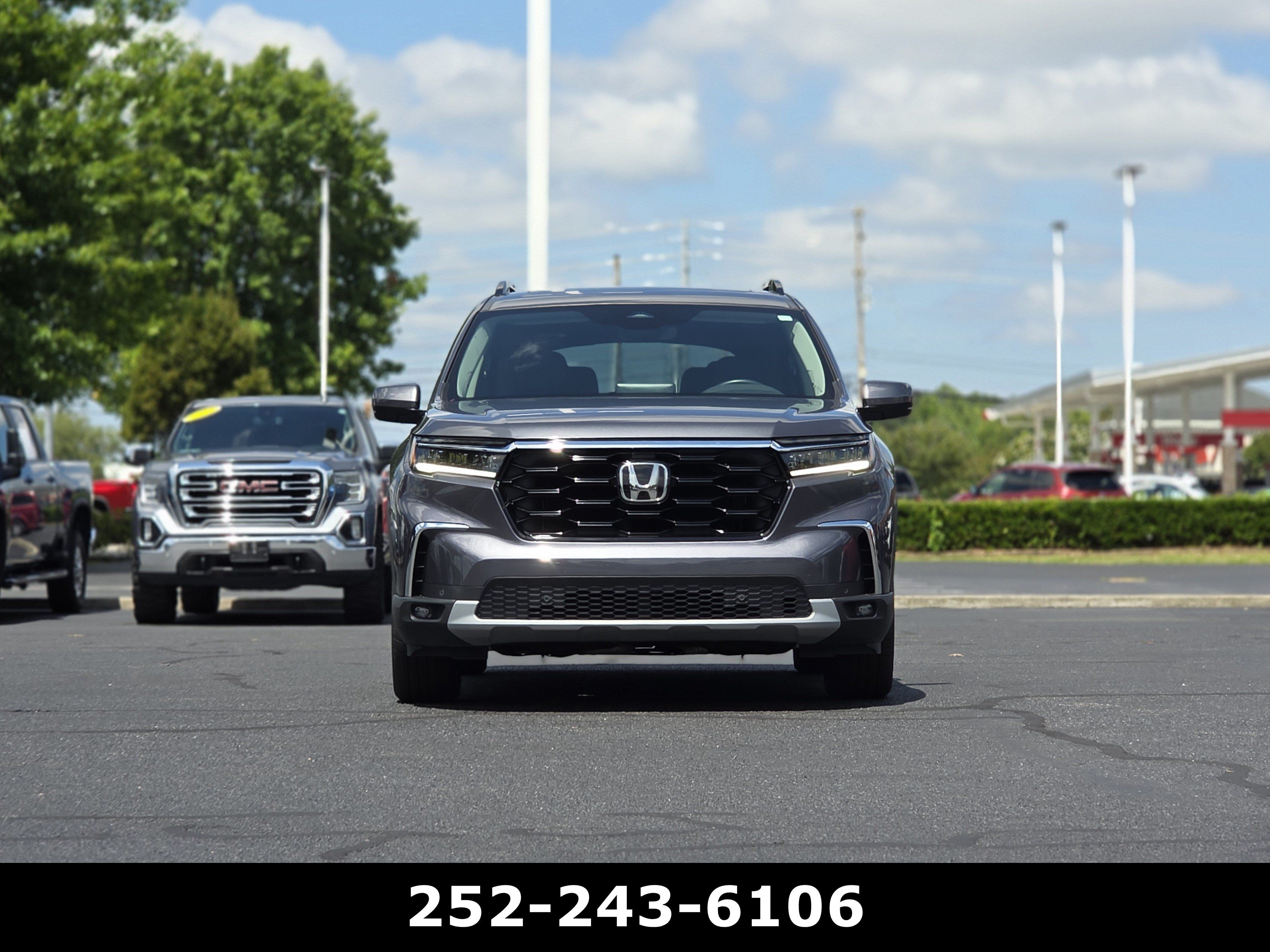 Used 2025 Honda Pilot Touring image 2