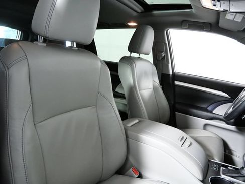 Used 2015 Toyota Highlander XLE AWD/4WD image 10