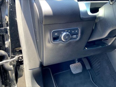 Used 2021 Mercedes-Benz GLB 250 4MATIC image 33