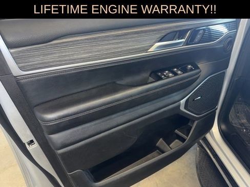 Certified 2024 Jeep Wagoneer L Series II w/ Flexible Seating Group AWD/4WD image 15
