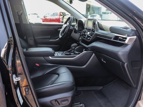 Used 2022 Toyota Highlander XLE AWD/4WD image 20