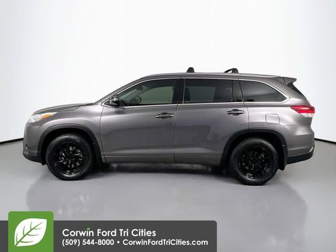 Used 2018 Toyota Highlander XLE AWD/4WD image 3