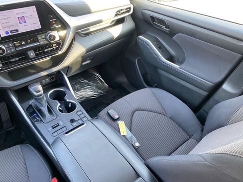 Used 2024 Toyota Highlander LE image 23