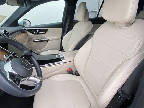 Used 2025 Mercedes-Benz GLC 350e 4MATIC image 7