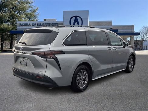 Used 2024 Toyota Sienna XLE image 6