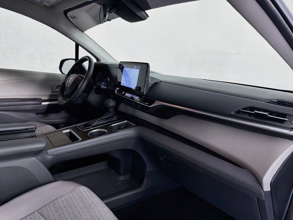 Used 2022 Toyota Sienna LE FWD image 31