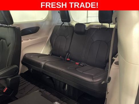 Used 2023 Chrysler Pacifica Touring-L AWD/4WD image 32