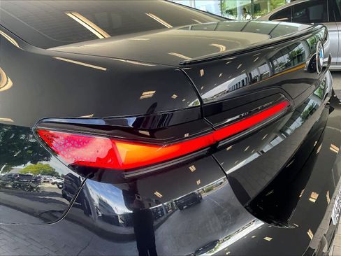 Used 2025 BMW 740i w/ Premium Package RWD image 32