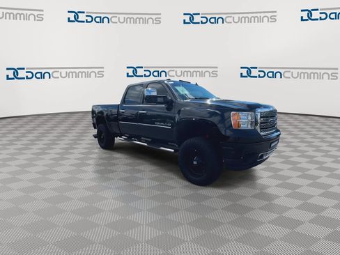 Used 2012 GMC Sierra 2500 Denali w/ Suspension Package, Off-Road AWD/4WD image 3