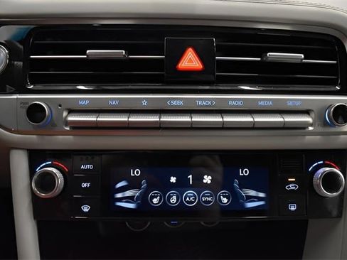 Used 2025 Genesis G70 2.5T image 30