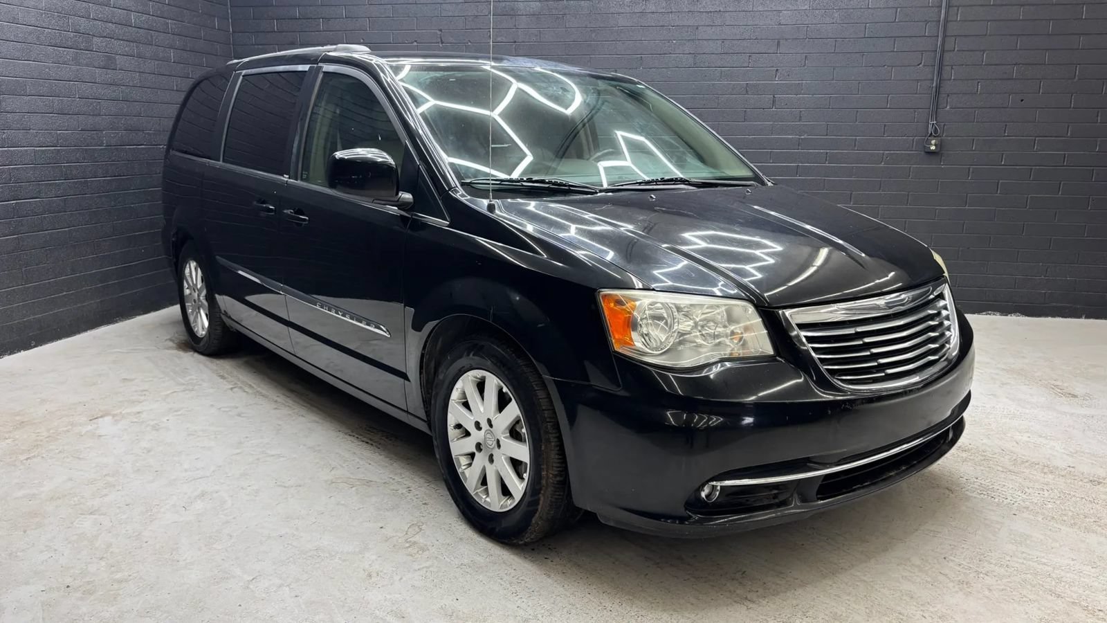 Used 2014 Chrysler Town & Country Touring FWD image 1