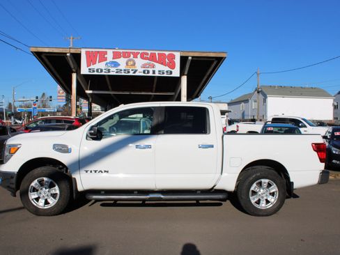 Used 2017 Nissan Titan SV image 3