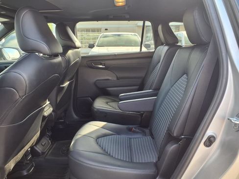 Used 2024 Toyota Highlander XSE FWD image 17