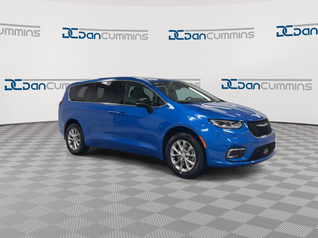 New 2026 Chrysler Pacifica Select AWD/4WD image 2