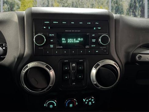 Used 2017 Jeep Wrangler Unlimited Rubicon w/ Max Tow Package image 15