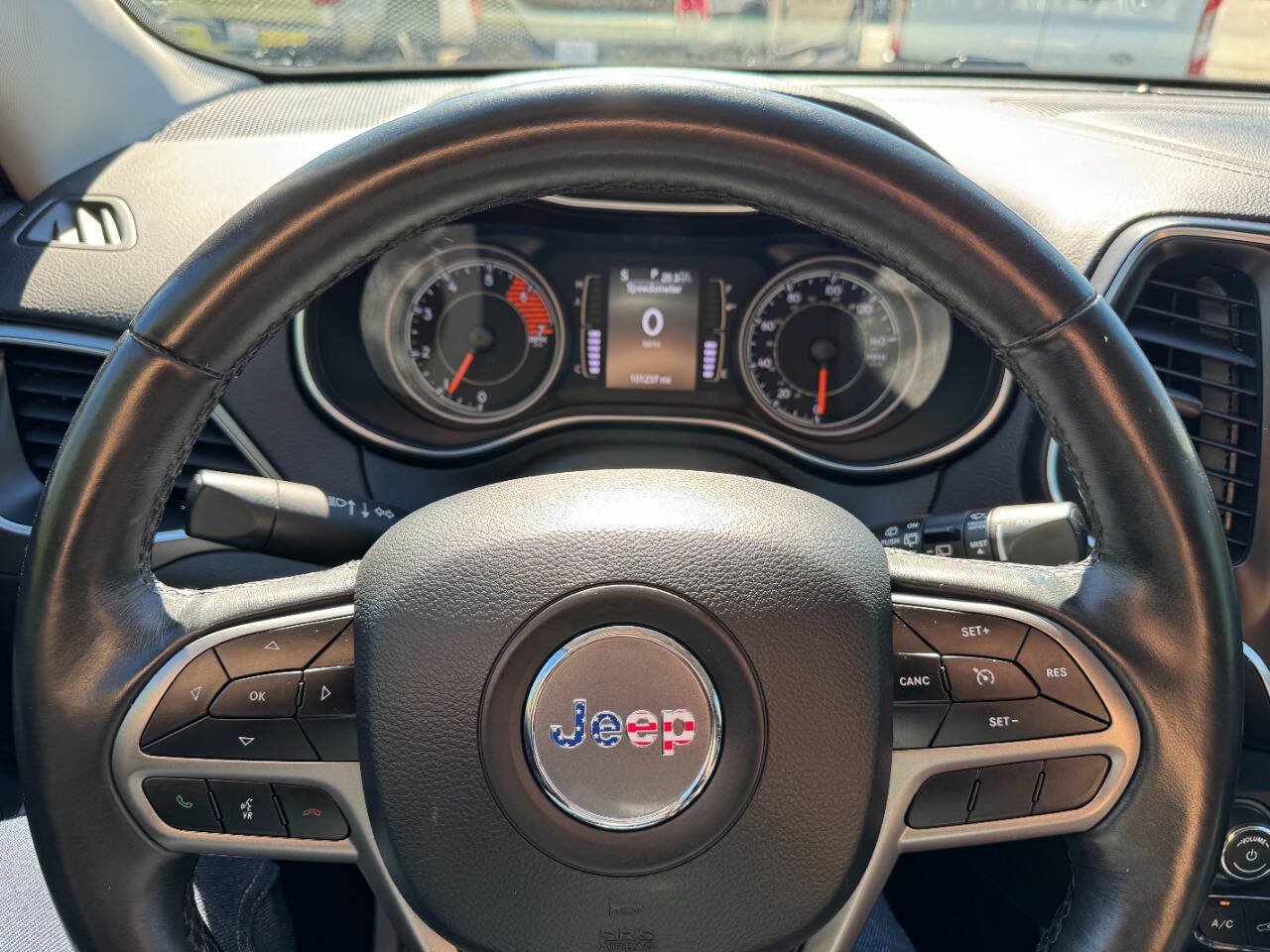 Used 2019 Jeep Cherokee Latitude Plus w/ Cold Weather Group AWD/4WD image 25
