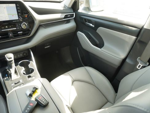 Used 2022 Toyota Highlander XLE image 17