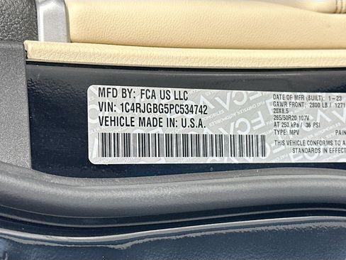 Used 2023 Jeep Grand Cherokee Limited w/ Black Appearance Package image 31