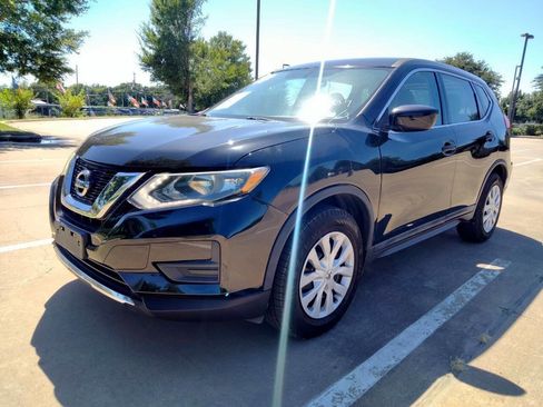 Used 2017 Nissan Rogue S image 1
