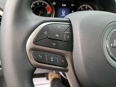 Used 2019 Jeep Cherokee Limited image 18