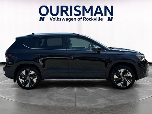 Used 2025 Volkswagen Taos SE w/ Panoramic Sunroof Package AWD/4WD image 7