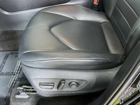 Used 2023 Toyota Highlander XLE image 30