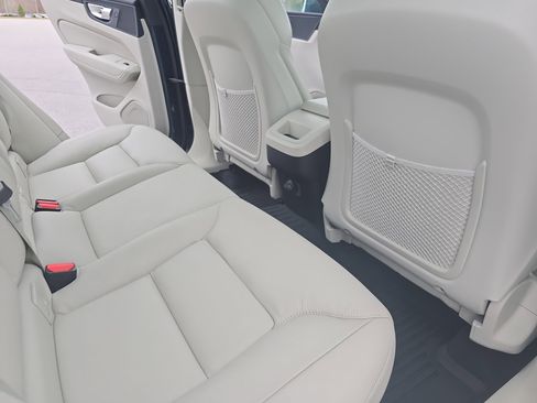 Used 2021 Volvo XC60 T5 Momentum w/ Premium Package image 11