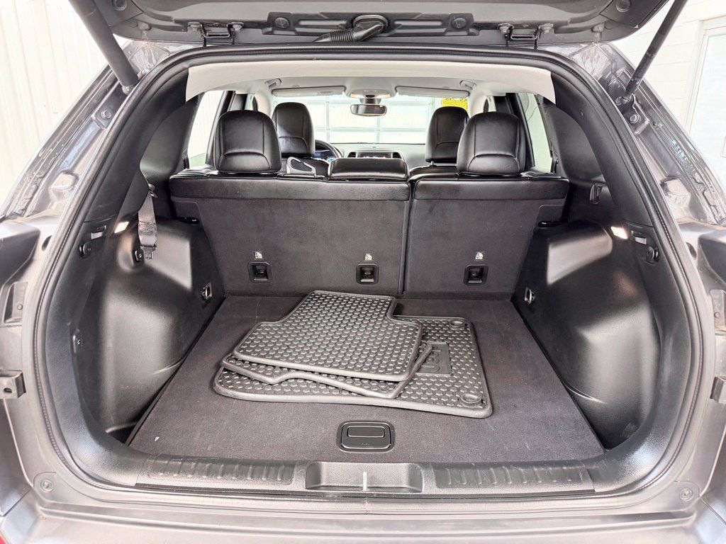 Used 2019 Jeep Cherokee Latitude Plus w/ Comfort/Convenience Group FWD image 27