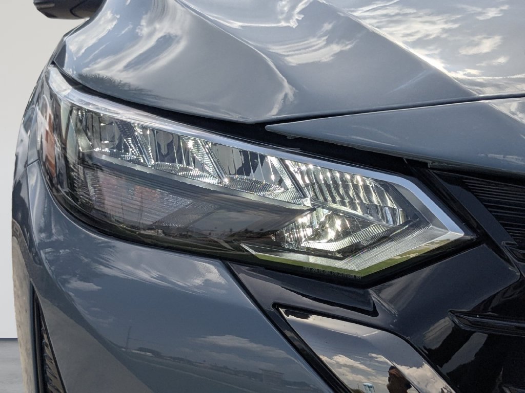 Used 2025 Nissan Sentra SR w/ SR Premium Package FWD image 9