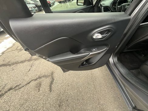 Used 2019 Jeep Cherokee Latitude Plus w/ Comfort/Convenience Group image 25