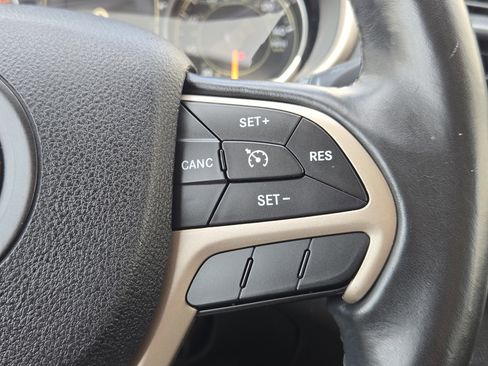 Used 2016 Jeep Cherokee Latitude w/ Comfort/Convenience Group AWD/4WD image 31