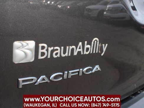 Used 2018 Chrysler Pacifica Touring-L image 13