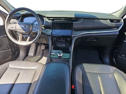 Used 2024 Jeep Grand Cherokee Limited w/ Black Appearance Package image 9