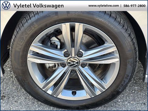 Certified 2024 Volkswagen Jetta SE w/ Panoramic Sunroof Package image 7