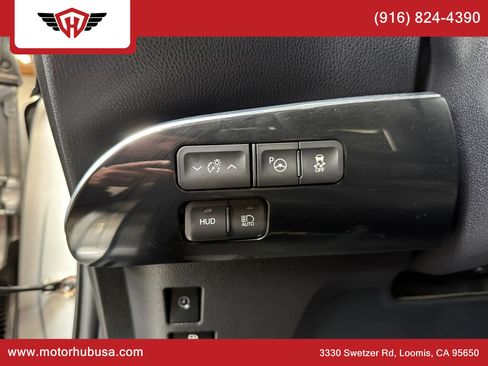 Used 2017 Toyota Prius Prime Advanced w/ Carpet Mat Package FWD image 40