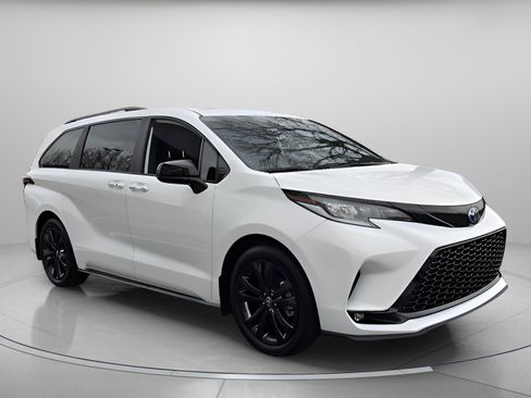 Certified 2025 Toyota Sienna XSE image 8